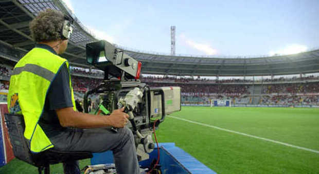 Calcio nel caos, ispezioni nelle pay tv: Guardia di Finanza indaga su vendita diritti