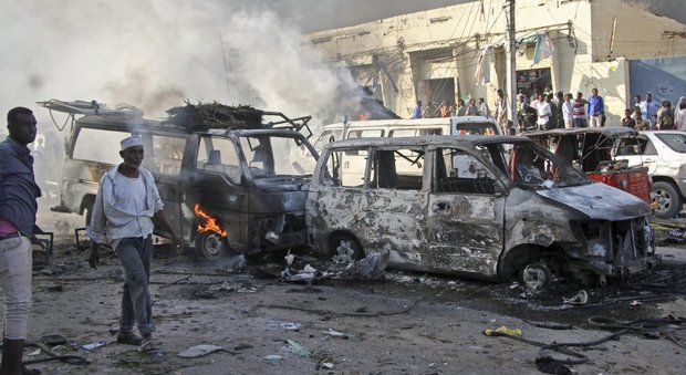 Mogadiscio, esplodono due camion bomba: oltre 200 vittime