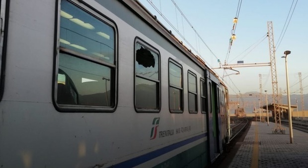 Lancio di sassi contro il treno Fs: ferita ragazza sulla Napoli-Salerno