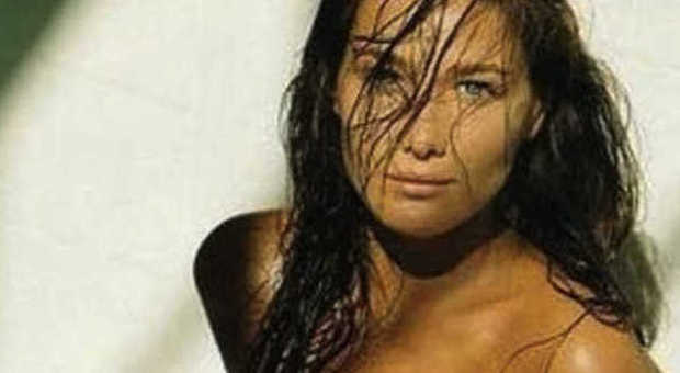La foto di Carla Bruni nuda sui pc dei capi di stato, è un virus