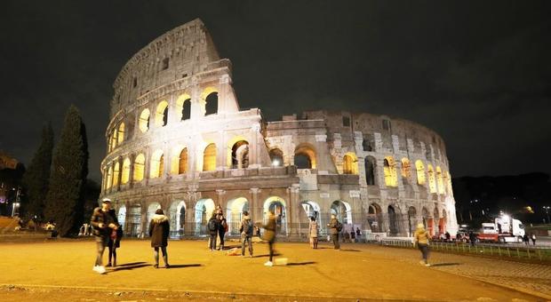 Una veduta notturna del Colosseo