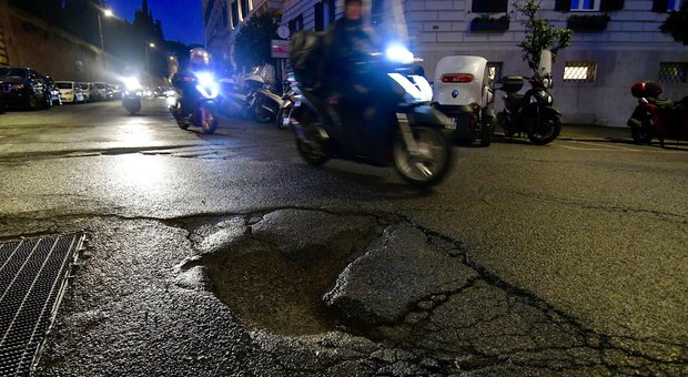 Roma, lavori mai fatti e mancati controlli sulle buche: «La Finanza conti i danni»