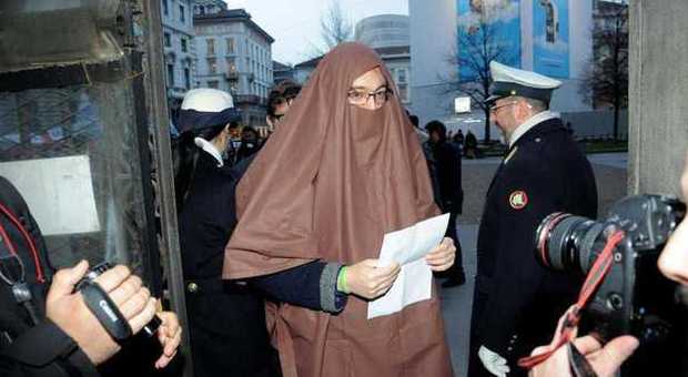 Consigliere della Lega Nord entra in aula con il burqa