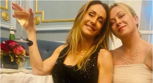 Arianna Meloni e la foto con la sorella Giorgia a Capodanno: «Auguri ai nostri amici e ai nostri nemici»