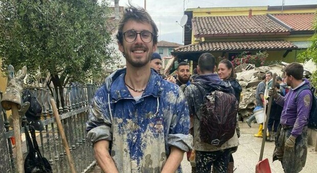 Volontario del fango licenziato, Marco Santacatterina prende 2 giorni di permesso per andare in Romagna e perde il lavoro: «Non lo meritavo»