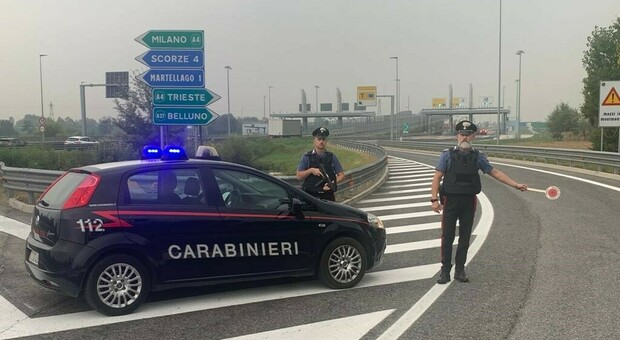 Martellago. Si ferma con il furgone vicino al casello, i carabinieri si insospettiscono e scattano i controlli: all'interno 6 chili di cocaina. Arrestato