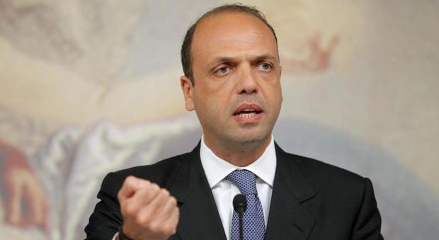 Migranti, Alfano: «L'Italia non sospenderà Schengen»
