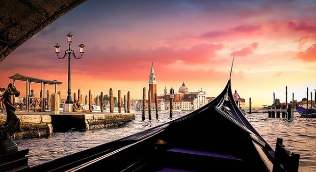 Romanticismo al quadrato: in giro con la gondola per le calli di Venezia