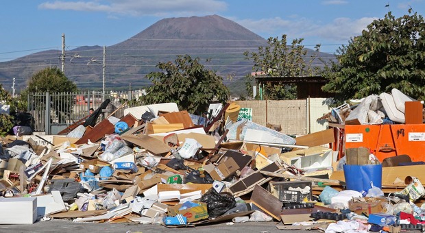 È emergenza rifiuti in Campania: cumuli di spazzatura incendiati