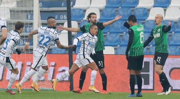 L'Inter contestata risponde sul campo: 3-0 al Sassuolo