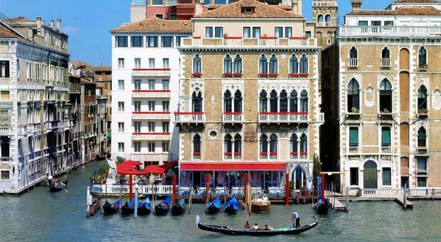 Venezia, turista cade dal quinto piano dell'Hotel Bauer e muore