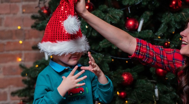 Mamma in difficoltà con le bollette: costretta a dire al figlio di non aspettarsi regali a Natale