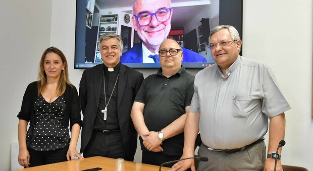 Simona Massari, il vescovo monsignor Gianpiero Palmieri, don Elio Nevigari e don Giampiero Cinelli. In video il neo direttore Marco Lattanzi