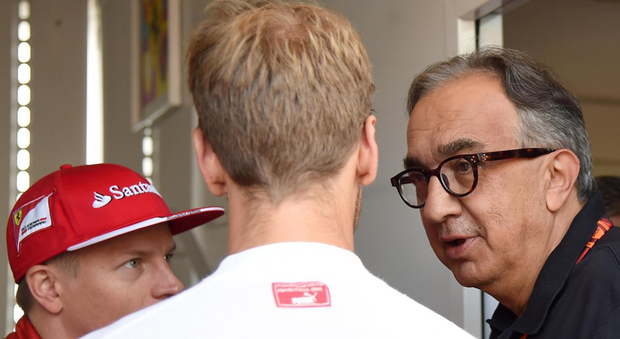 Sergio Marchionne, presidente e ad di Ferrari a colloquio con Vettel (di spalle) e Raikkonen