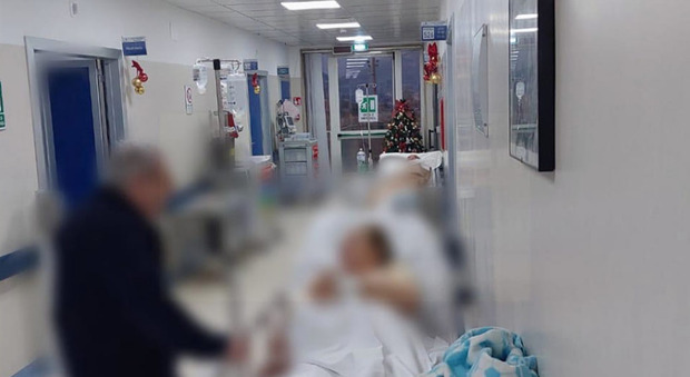 Barelle con pazienti in corridoio in ospedale, la denuncia dell'utenza a Nocera