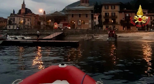 Si tuffa di notte nel lago Maggiore e non riemerge: morto un giovane di 29 anni