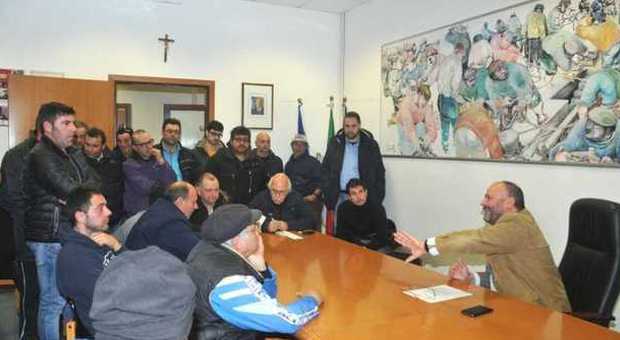L'incontro tra una delegazione di pescatori e il sindaco Gaspari