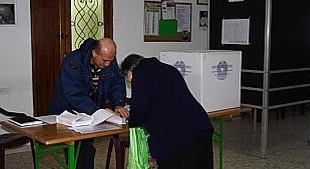 Un seggio elettorale in uno dei quartieri
