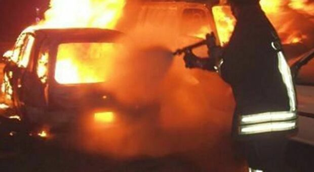 Roma, auto in fiamme a Ciampino nella notte: al setaccio le telecamere di sicurezza