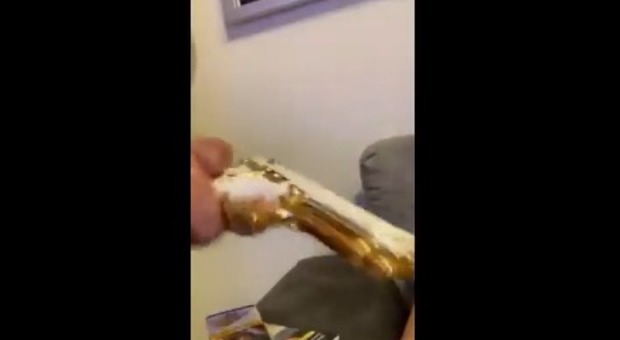 Cantante neomelodico minaccia consigliere napoletano su Fb: «Io le pistole ce l'ho d'oro» Video
