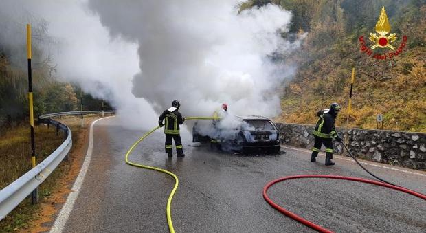 Esce fumo dalla Mercedes, accosta subito: auto divorata dalle fiamme