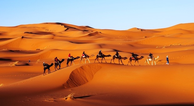 Marrakech, tramonti rosso fuoco sulle dune vellutate del deserto