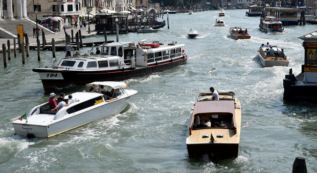 Venezia, da oggi nuovo regolamento per il traffico acqueo: due multe