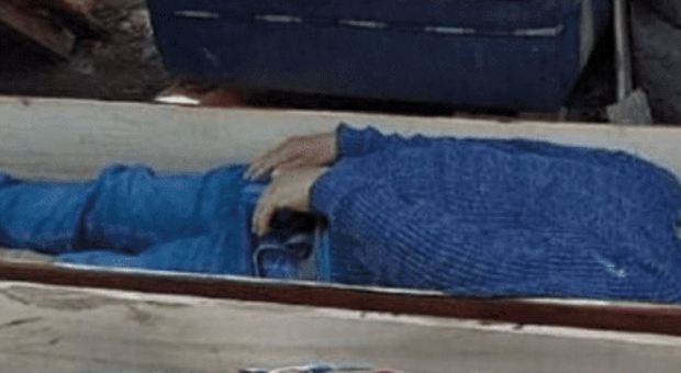 Sindaco evade dalla quarantena: si finge morto in una bara per nascondersi dalla polizia