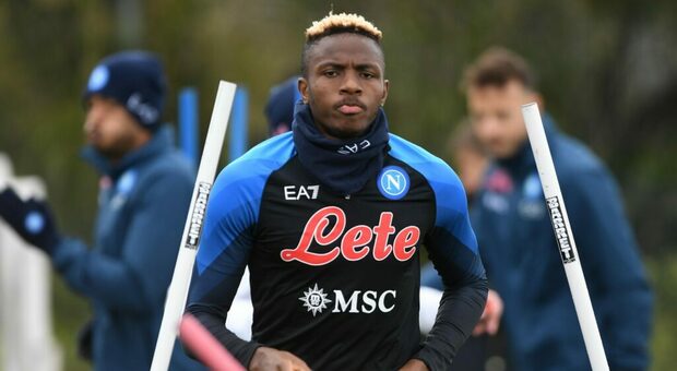 Victor Osimhen in gruppo