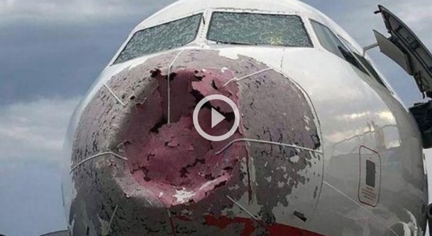 Tempesta di grandine in volo, il pilota riesce a mettere in salvo i 127 passeggeri