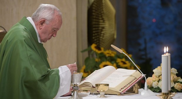 Foto degli addetti Vaticano sospesi, Papa Francesco apre un'indagine: «Peccato mortale»
