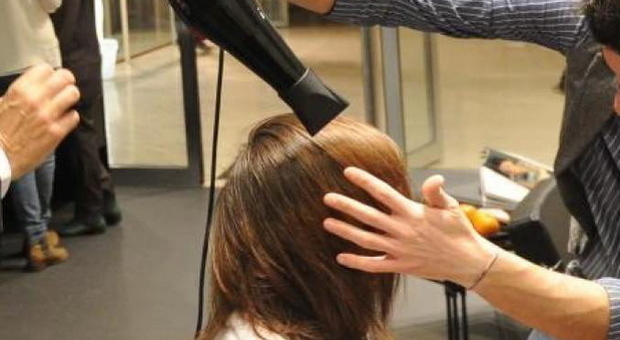 Il parrucchiere non fa lo scontrino e le fatture alle clienti: negozio chiuso
