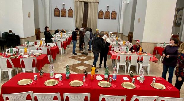 Natale, il pranzo della comunità di Sant'Egidio nella chiesa dell'Annunziata a Frosinone