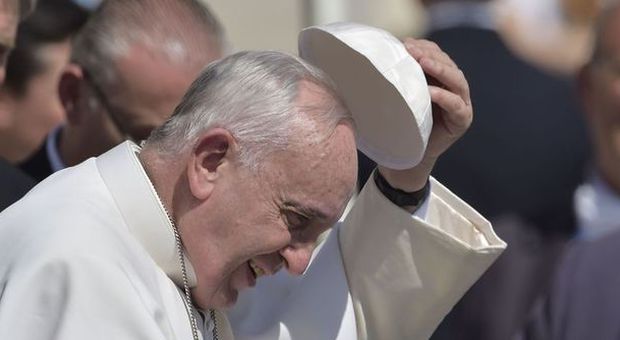 Papa Francesco: «Basta maschilismo, la donna non è di serie B rispetto all'uomo»