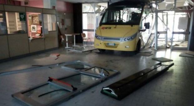 Carpi, due bus lanciati contro una scuola: uno sfonda l'ingresso
