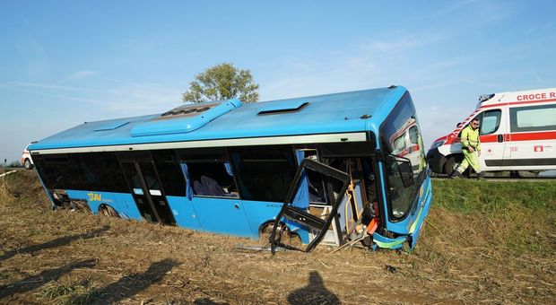 Bus con 30 bambini esce di strada e si ribalta a Besate: ci sono dei feriti (foto postata su Facebook da Max Ilardi)