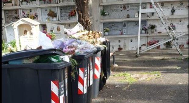 Roma, cumuli di rifiuti al cimitero di Santa Maria di Galeria