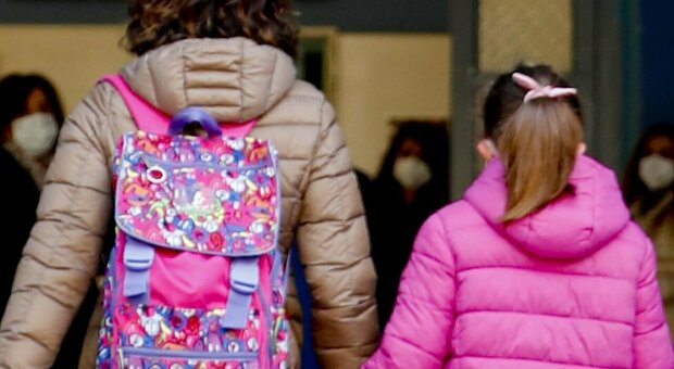 Bambina di 12 anni espulsa da scuola dopo le critiche della madre al dress code: «Regole fasciste»
