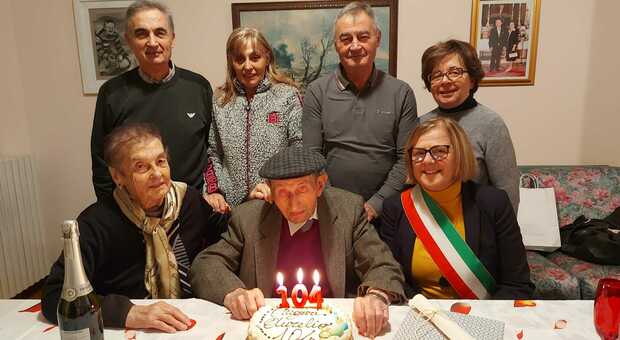 Aurelio Paolini festeggia 104 anni, fu prigioniero di guerra e amico di Fausto Coppi. È il più longevo di Montefano