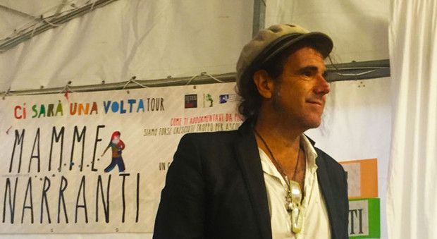 Andrea Satta, il cantante dei Têtes de Bois,impegnato a Viterbo con "Mamme narranti"
