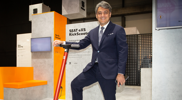 Luca De Meo, presidente di Seat, con l'eXS, il monopattino elettrico che la casa di Barcellona ha presentatao allo smart City Expo World Congress