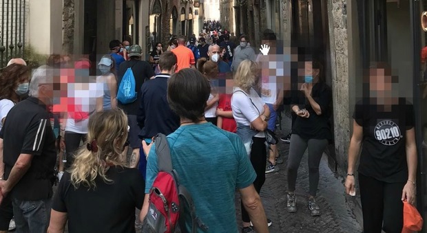 Bergamo, folla nei vicoli alla "Corsarola". Il sindaco Gori: «Centinaia di morti non sono bastati?» FOTO