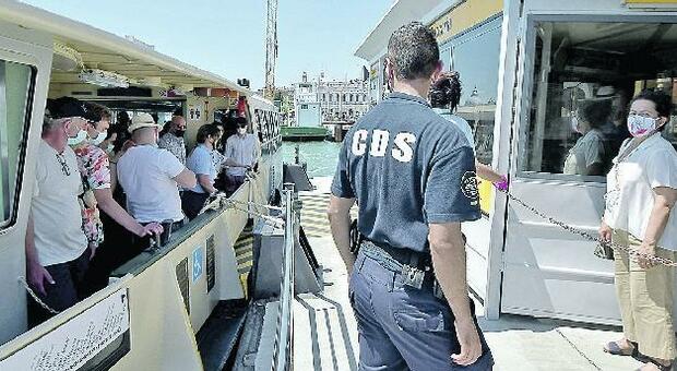 «Guardie giurate ai pontili degli imbarcaderi di Venezia: deterrente per i furbi»