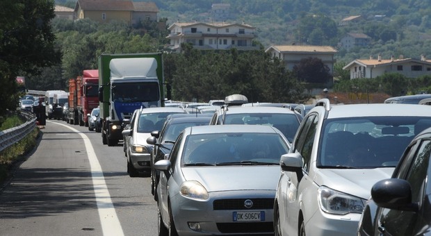 Incidente sull'A1 Milano-Napoli: coinvolti camion e due auto, chiuso il tratto tra Ceprano e Pontecorvo