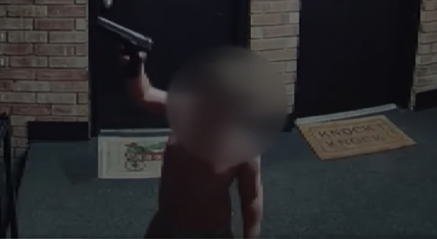 Bambino con la pistola sul ballatoio di casa: il video in diretta. Nudo e col pannolino, arrestato il padre