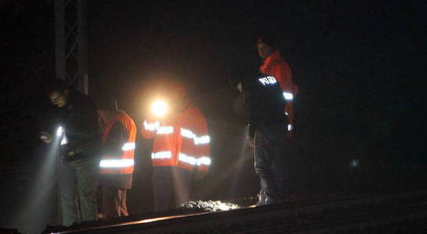 Donna magistrato di 35 anni si toglie la vita buttandosi sotto il treno