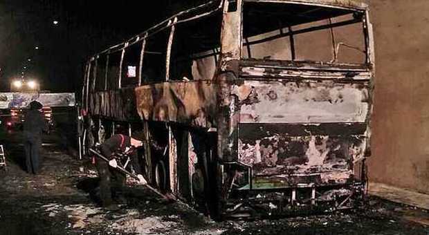 Pesaro, del pullman incendiato in autostrada è rimasta solo la carcassa poteva essere una strage