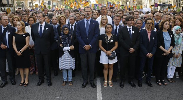 Barcellona, alla grande manifestazione contro il terrorismo fischiato re Felipe
