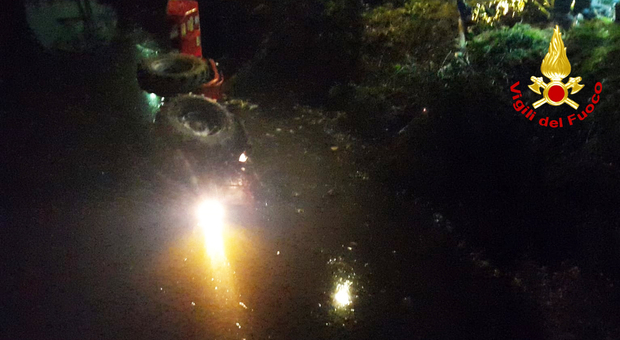 Sbaglia manovra col trattore, finisce in acqua: 51enne muore annegato