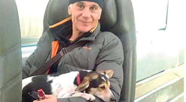 Denis vive in un camper con la sua cagnolina: pioggia di offerte di lavoro, perfino dall'Olanda